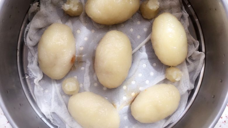 土豆水晶包子,中火偏大一些蒸35分钟左右;根据包子大小来定时间;