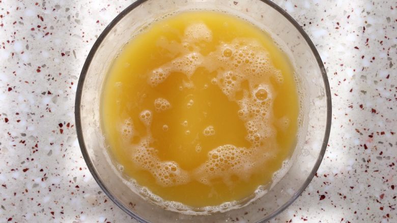 土豆水晶包子,土豆水不要倒掉,静置10分钟左右;