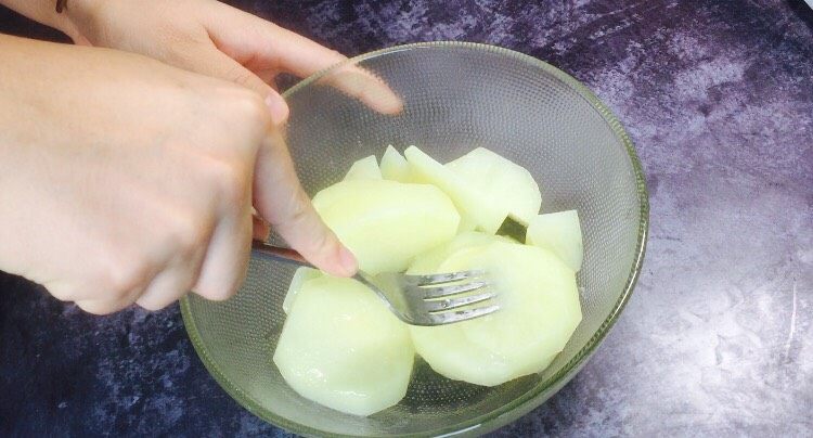香肠土豆棒,用器具压碎!我怀疑我买到了糯土豆!不是那种粉粉的!