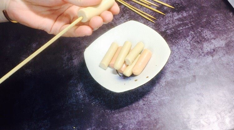 香肠土豆棒,用竹竿插好一端,有没有小吃摊的风范!
