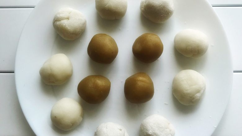 冰皮月饼,我用的50g的月饼模具
剩下的面团同样用面扑搓成25g一个的面团
<a style='color:red;display:inline-block;' href='/shicai/ 5405'>莲蓉馅</a>也搓成25g一个的球