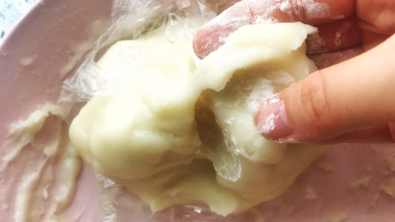 冰皮月饼,用手指粘上面扑 揪一小块面团