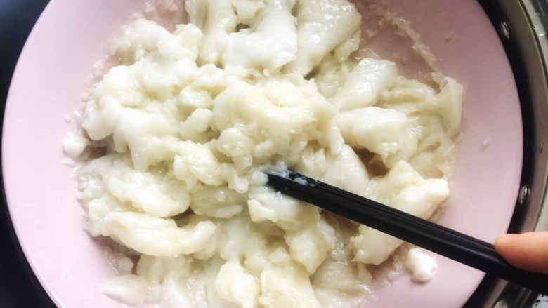 冰皮月饼,用筷子把面团搅散 加快晾凉