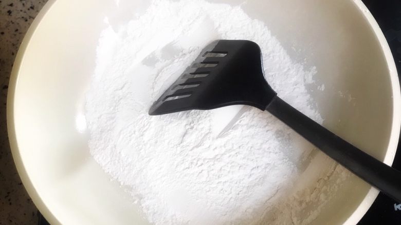 冰皮月饼,这个时候 我们来炒粉糕
粉糕就是炒熟的糯米粉 因为面团实在太黏
全程需要炒熟的糯米粉当面扑
全程小火炒 炒到面色微黄 香味扑鼻即可