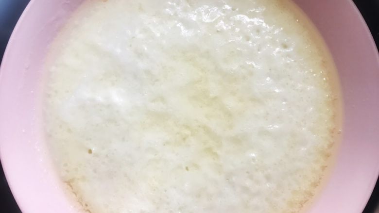 冰皮月饼,蒸好的面糊白色均匀 表面很平 没有塌陷
如果周边和中间颜色不一样 需要在蒸10分