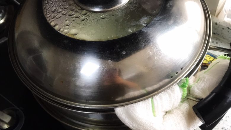 冰皮月饼,锅盖一头垫个毛巾 防止水蒸气滴入碗里
那样面糊会太黏 不好后面的操作
上气大火蒸25分钟