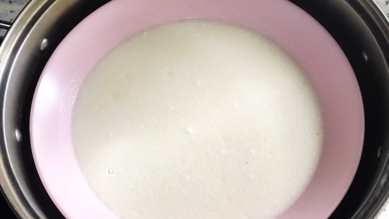冰皮月饼,把搅拌好的面糊倒入容器里 放入蒸锅
(为了受热均匀 不要用不锈钢容器 用陶瓷的最好 并且容器越浅越好 )
