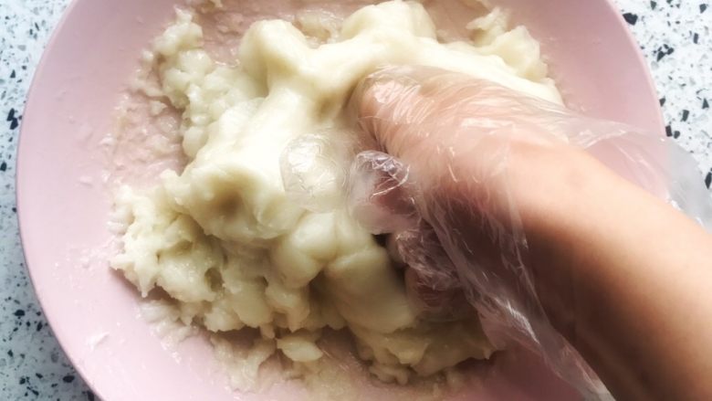 冰皮月饼,等面团没那么烫的时候 带上手套 没有手套用保鲜袋 因为实在太黏了 用手背按压和揉面的方式 把浮油揉进面里