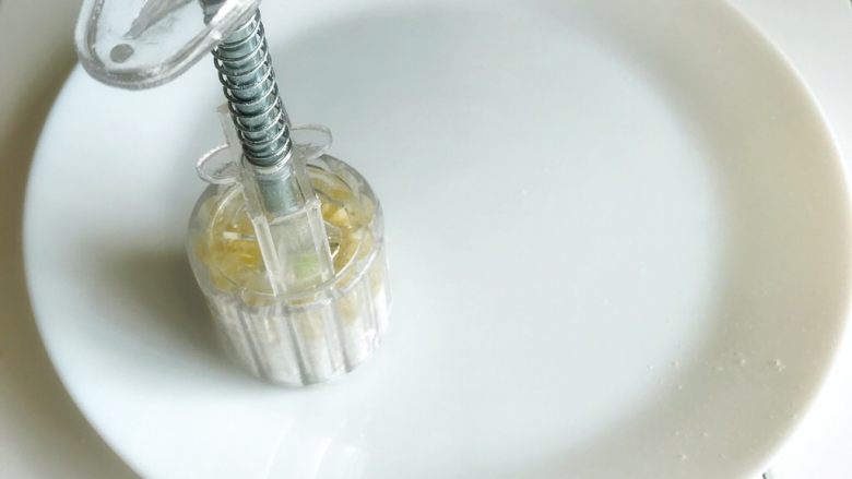冰皮月饼,按压在较平的盘子上 慢慢脱模 即可