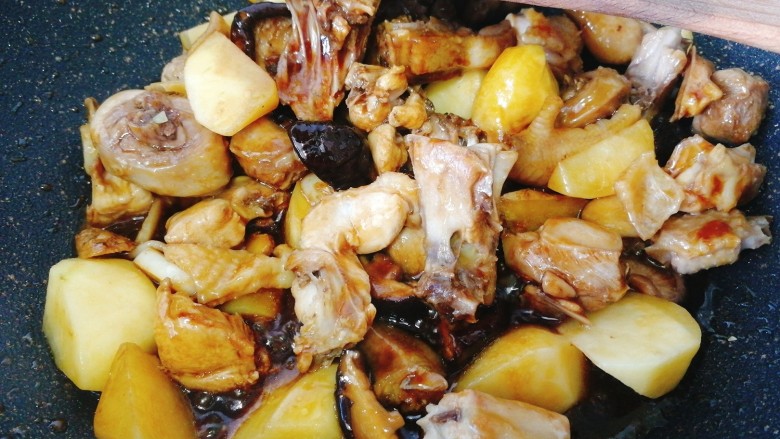 #咸味#砂锅焖鸡块,少许的生抽,