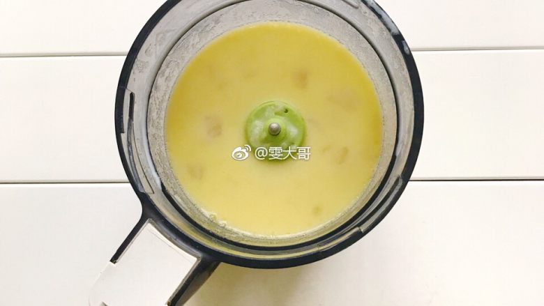 奶香玉米浓汤,食材连同剩余汤水倒入辅食机
倒入<a style='color:red;display:inline-block;' href='/shicai/ 219'>牛奶</a> 打碎打稠
