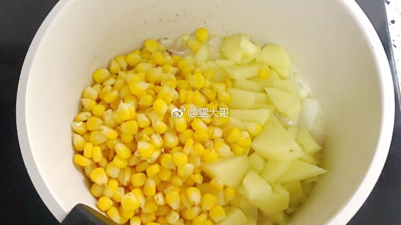 奶香玉米浓汤,倒入土豆和玉米继续翻炒香 都包裹上黄油