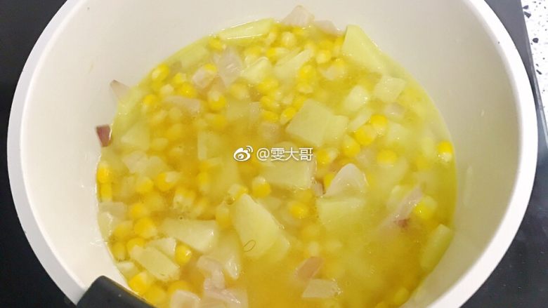奶香玉米浓汤,倒入200ML 清水 小火闷煮15min左右
煮到食材全部变软