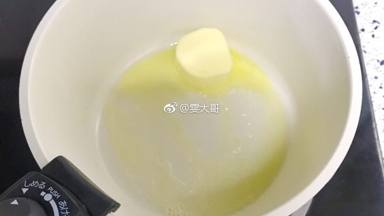 奶香玉米浓汤,小火预热锅 融化<a style='color:red;display:inline-block;' href='/shicai/ 887'>黄油</a>