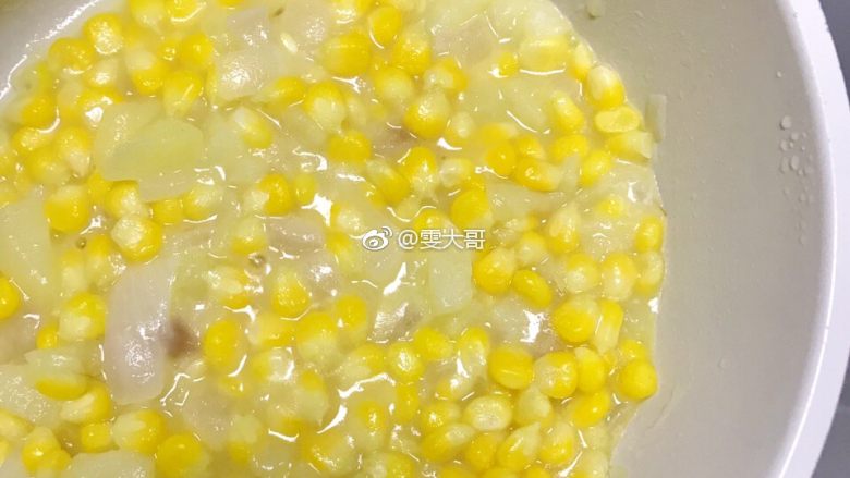 奶香玉米浓汤,煮到食材变软 收掉汁水 浓稠状态
