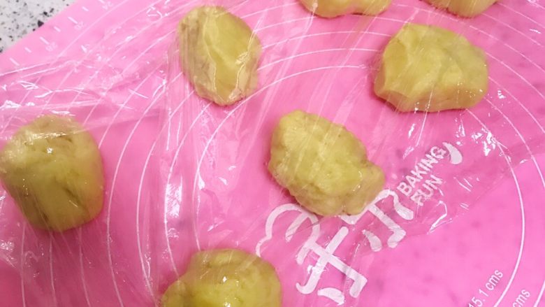 华夫饼(无泡打粉),早起取出面团 发酵到一倍大
不用刻意注意发酵状态
我的面团没有发的很大
华夫饼的口感也是棒棒的
分成7-8个小面团
盖上保鲜膜松弛15分钟