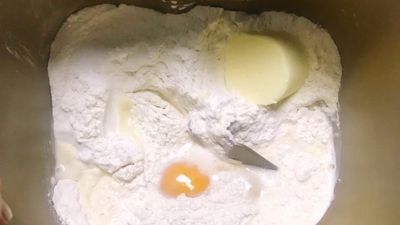 华夫饼(无泡打粉),把面团材料全部丢进面包机 揉出一个延展性不错的面团 也可以手揉