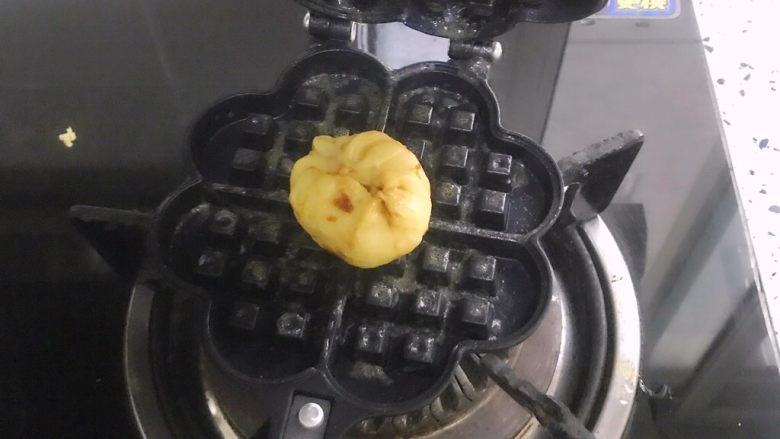 华夫饼(无泡打粉),预热好以后 放进包馅的面团
全程小火 用煤气炉就全程翻面烤
一个饼大概2分钟就ok