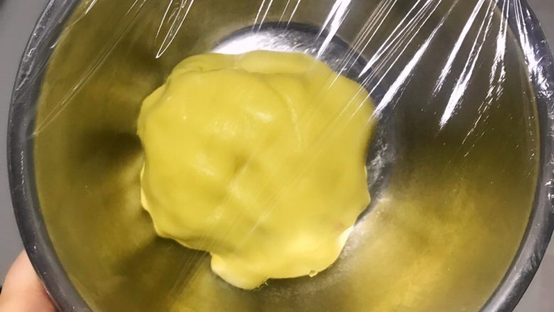 华夫饼(无泡打粉),揉成一个光滑的面团
用保鲜膜盖上 让面团先常温发一发
发酵20分钟以后 放进冰箱 发酵10个小时左右
隔夜做最方便