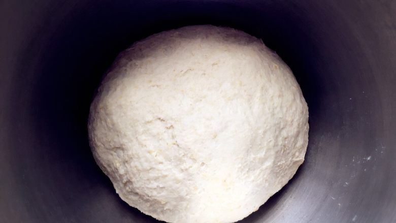 记忆中的花卷,除“其它”的材料外:所有材料放一起搅拌成团,盖上松弛10min。