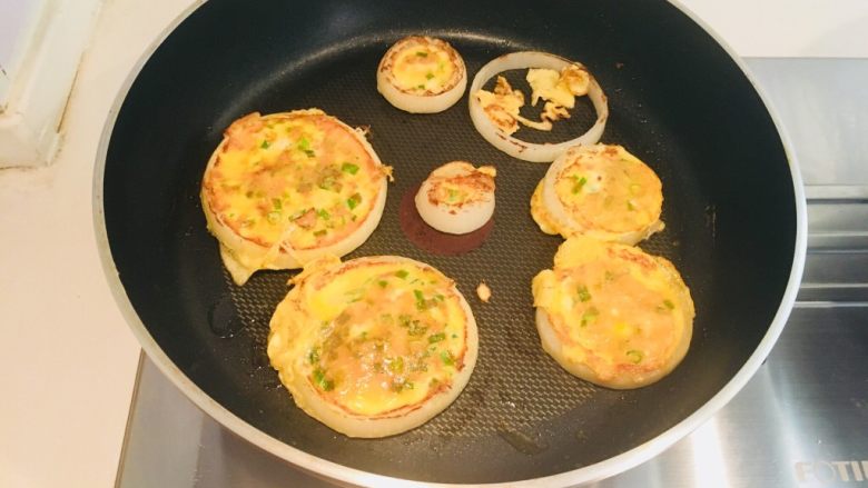 洋葱圈鸡蛋饼,煎至一面金黄,翻面
或者关火,盖盖子焖三分钟