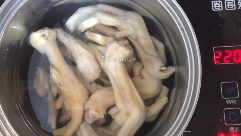 酸辣鸭爪,然后再次放入锅中,放入适量清水(刚好能没过鸭爪即可)