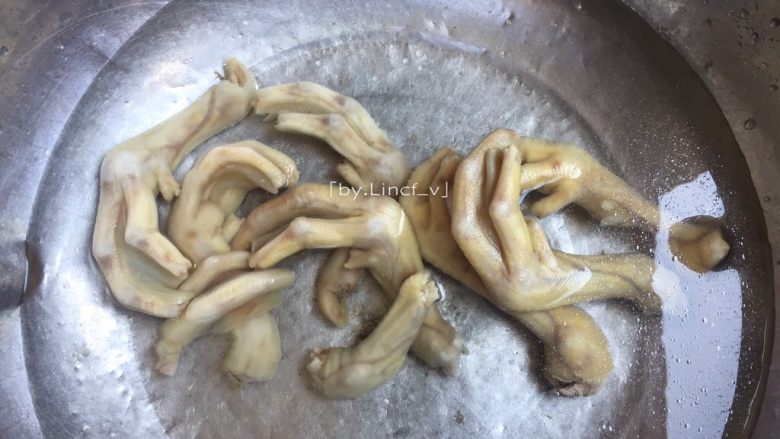 酸辣鸭爪,煮开后的鸭爪捞出,用冷水冲洗干净