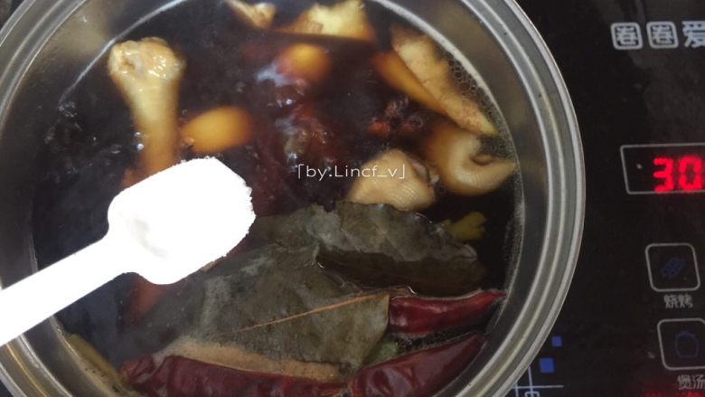 酸辣鸭爪,加入食盐,然后大火煮开后转小火,越小越好,慢慢泡煮约20分钟(火大鸭爪容易脱皮)。煮后关火后也可让鸭爪浸泡入味,冷却后也可放入冰箱冷藏再食用,味道更佳
