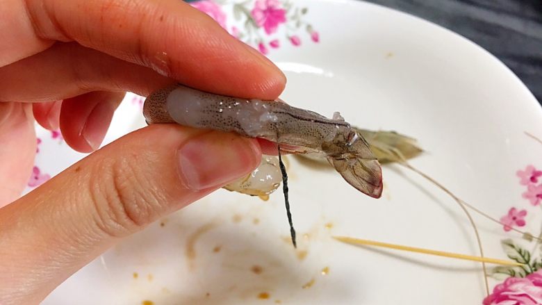 飘香炸虾🍤,黑黑这条就是虾线了