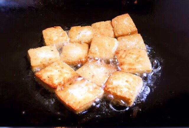 麻辣香锅,豆腐过油炸到外焦里嫩,炸到外皮变焦黄,微微硬,盛出备用。