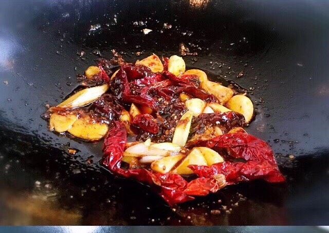 麻辣香锅,豆瓣酱下锅前先剁碎,更容易炸出香味。小火,放入锅中,炒出红油。