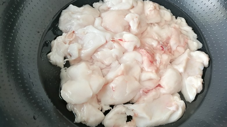 #蛋黄酥用油#熬猪油,水不要太多,一小碗就可以啦,如图。