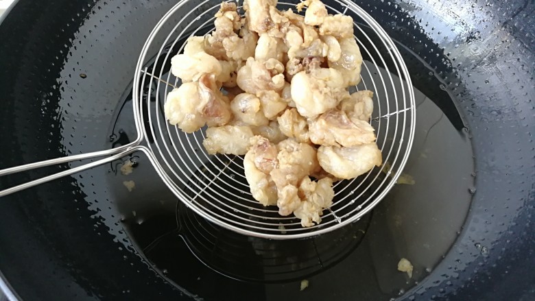 #蛋黄酥用油#熬猪油,最后要注意,猪板油呈黄色,硬硬的时候就不要再熬啦。用漏勺将油渣捞出来。