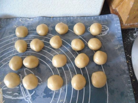 南瓜蓉馅月饼, 把面团称重,每个20克