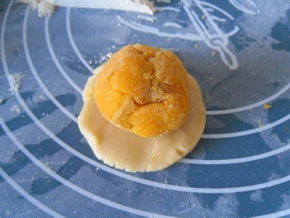 南瓜蓉馅月饼, 放入南瓜蓉