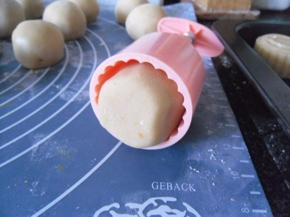 南瓜蓉馅月饼, 装入50克的模具