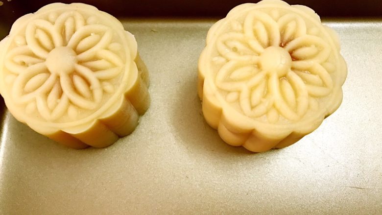 广式低糖莲蓉蛋黄月饼,再用模具压制(压模的时候力道要均匀)