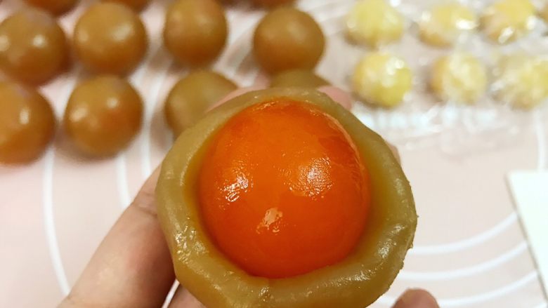 广式低糖莲蓉蛋黄月饼,用虎口慢慢往上推(没有烤过的蛋黄更紧贴教莲蓉馅)