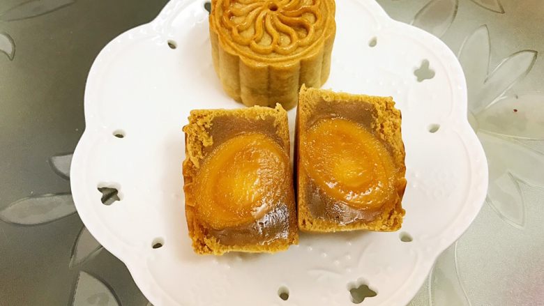 广式低糖莲蓉蛋黄月饼,出炉……趁热切开一个给大家看,蛋黄冒油很完美哦