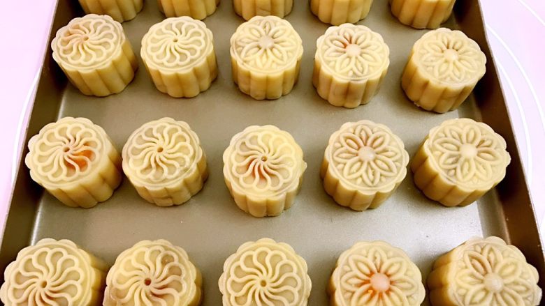 广式低糖莲蓉蛋黄月饼,依次完成所有月饼,烤箱200度上下火预热