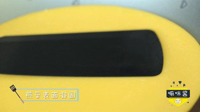 奶香玉米擦擦饼,煎至表面凝固后翻面煎熟。
ps:煎完后可以关火再焖5分钟确保小饼熟透。
