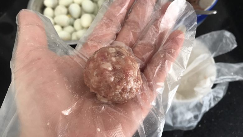 内有乾坤的肉丸子~苏格兰蛋,包成丸子,想要肉末更细腻紧致,可以左右两手轮流摔滚,致使肉丸更紧实且表面更平整光滑(无法拍照,大家只能意会了😄)就是右手轻摔到左手,再左手轻摔到右手,反复多次,最后搓圆就是好了!