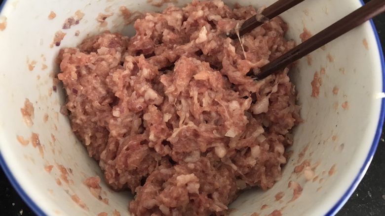 内有乾坤的肉丸子~苏格兰蛋,搅拌均匀备用