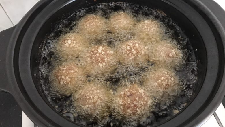 内有乾坤的肉丸子~苏格兰蛋,把丸子放进去转中小火慢炸