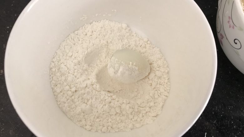 内有乾坤的肉丸子~苏格兰蛋,鹌鹑蛋先放面粉里滚一圈,这样加强了后面裹肉时侯更紧贴
