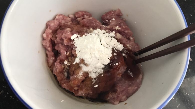 内有乾坤的肉丸子~苏格兰蛋,加入一勺蚝油,半勺料酒,1/2勺香油,1/2勺酱油,1/4匙花椒粉,一匙生粉
用劲快速搅拌至上劲起胶,放置10分钟