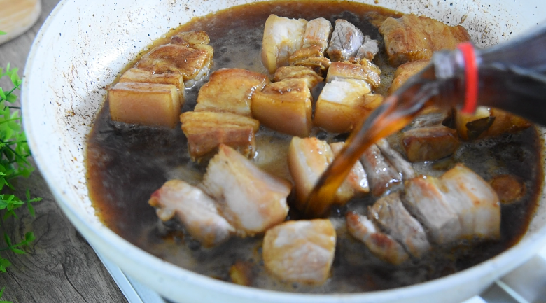倒一瓶可乐进去,就能做一碗绝世红烧肉,再倒入一瓶可乐,没过五花肉