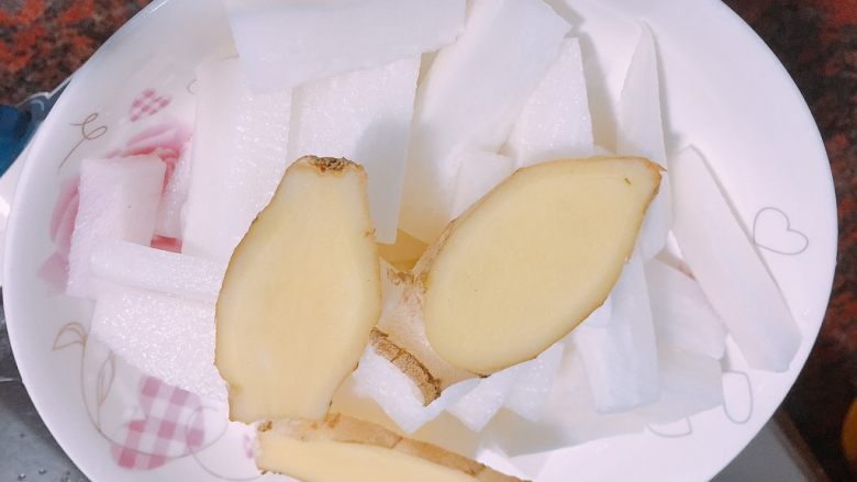 广东人口味的极简极淡酸菜鱼,下<a style='color:red;display:inline-block;' href='/shicai/ 24'>萝卜</a>和姜,下水没过所有食材继续焖。