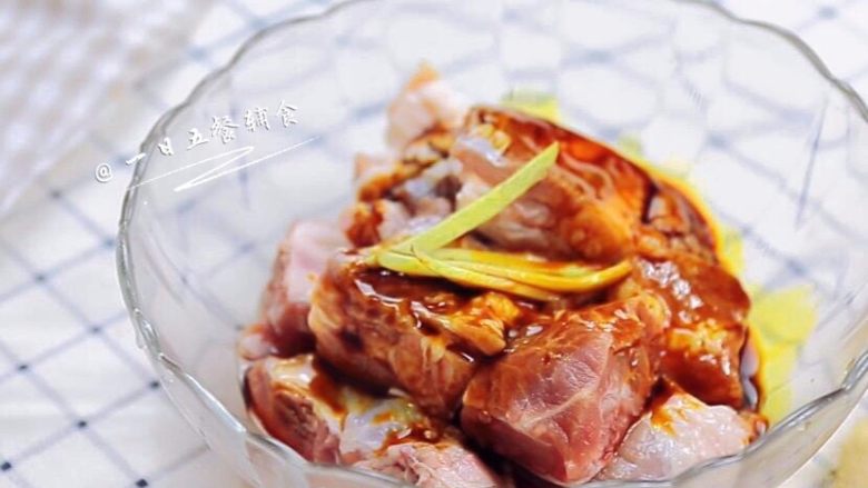 时蔬排骨饭 宝宝辅食 大米+糯米+杏鲍菇,<a style='color:red;display:inline-block;' href='/shicai/ 434'>排骨</a>里加几片姜丝,2大勺生抽,搅拌均匀,放冰箱腌制30分钟。这里没有加更多的调料,做出来的饭属于有味但不是多么浓郁,非常适合宝宝。