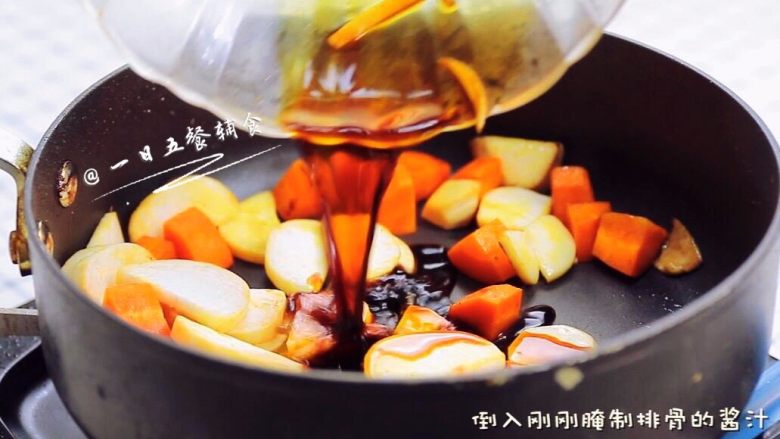 时蔬排骨饭 宝宝辅食 大米+糯米+杏鲍菇, 直接继续在锅中炒胡萝卜,翻炒1分钟,加杏鲍菇。炒均匀后,倒入刚刚腌制排骨的酱汁。